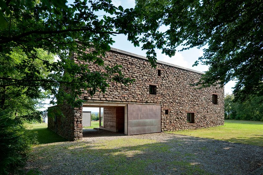 Redécouvrir la pierre locale : les moellons en grès schisteux Nelles