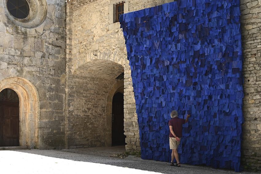 Une installation en bleus de travail