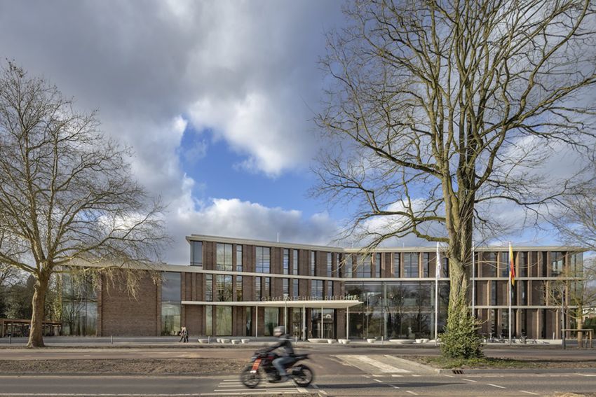 Sustainable building undulates with the Gelderland landscape