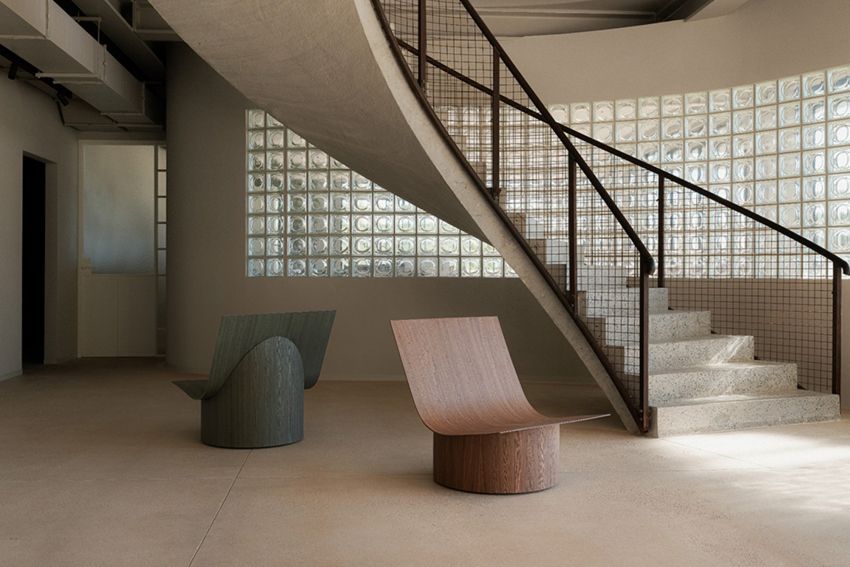 Unilin Master Oak dans un fauteuil design iconique