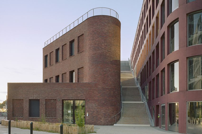 l'Architecture en briques rouge-brun comme lien entre le chemin de fer et la ville de Nantes 