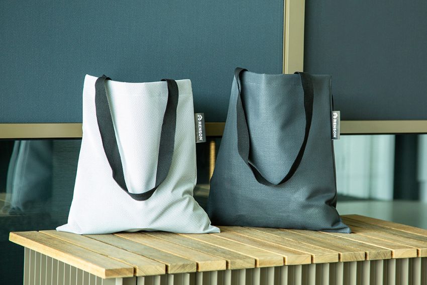 Les résidus de toiles de stores connaissent une seconde vie sous la forme de totebags